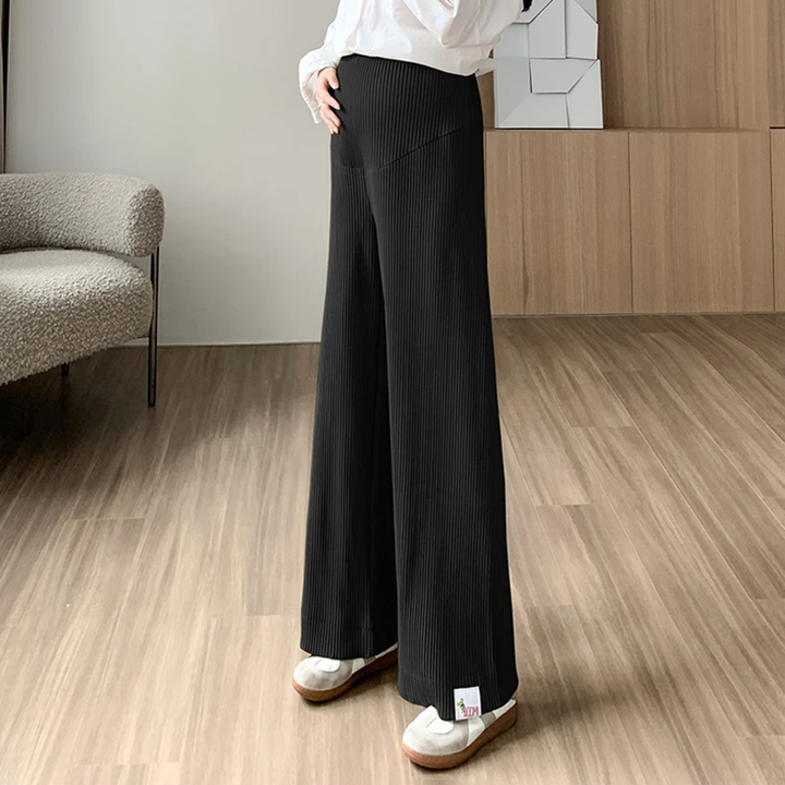 Stretchy wide-leg women's maternity pants in dark color, supreme comfort & style for pregnancy.