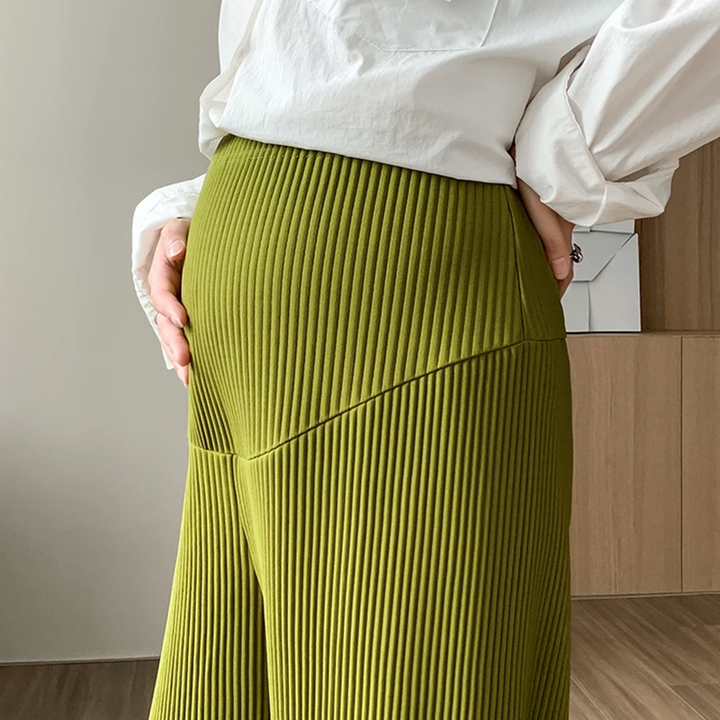 Women's elegant black maternity wide-leg pants, high-waisted & comfortable for expectant mothers.