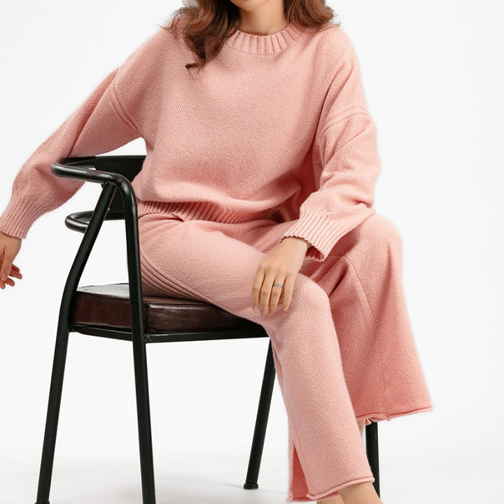 Versatile women's casual two-piece lounge set. Relaxed fit for comfortable everyday wear and casual outfits.