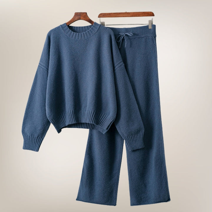 Modern women's casual two-piece lounge set. Comfortable, relaxed fit matching outfit for everyday versatility.