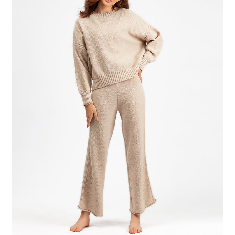 Easy-to-wear women's casual two-piece lounge set. Comfortable, relaxed fit for everyday style and lounging.