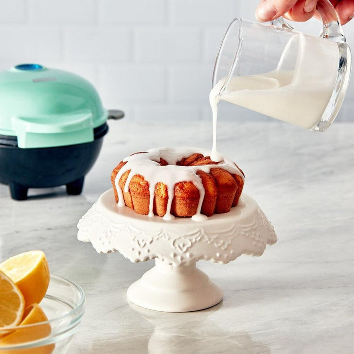 Portable compact electric cake maker for desserts. Enjoy easy home baking with this kitchen gadget.