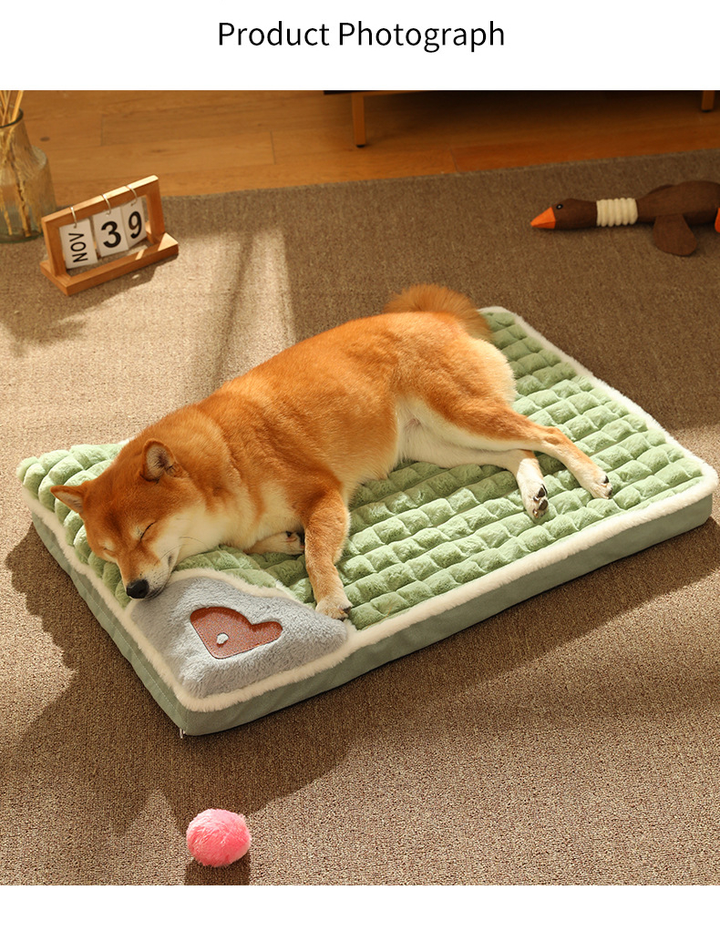 Winter dog bed: a plush fleece pet sofa, ideal for small to medium dog breeds.