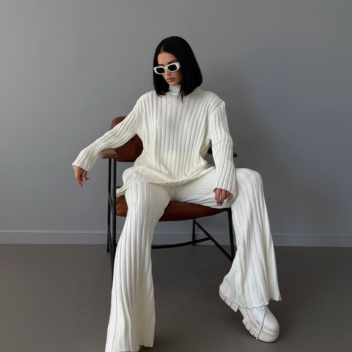 Women's warm knit matching set, oversized loungewear for stylish comfort in winter.
