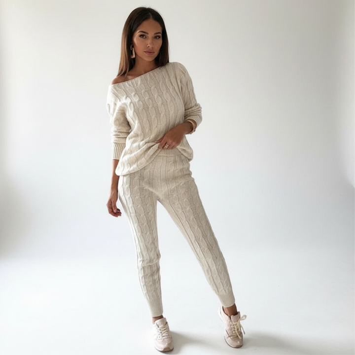 Women's oversized knitted set, loungewear for cozy winter fashion, two-piece comfort.