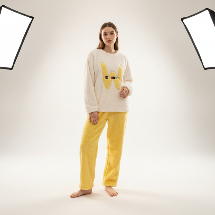 Women's Lotta pajama set: a cozy fleece top and bottom, designed for ultimate comfort and warmth.