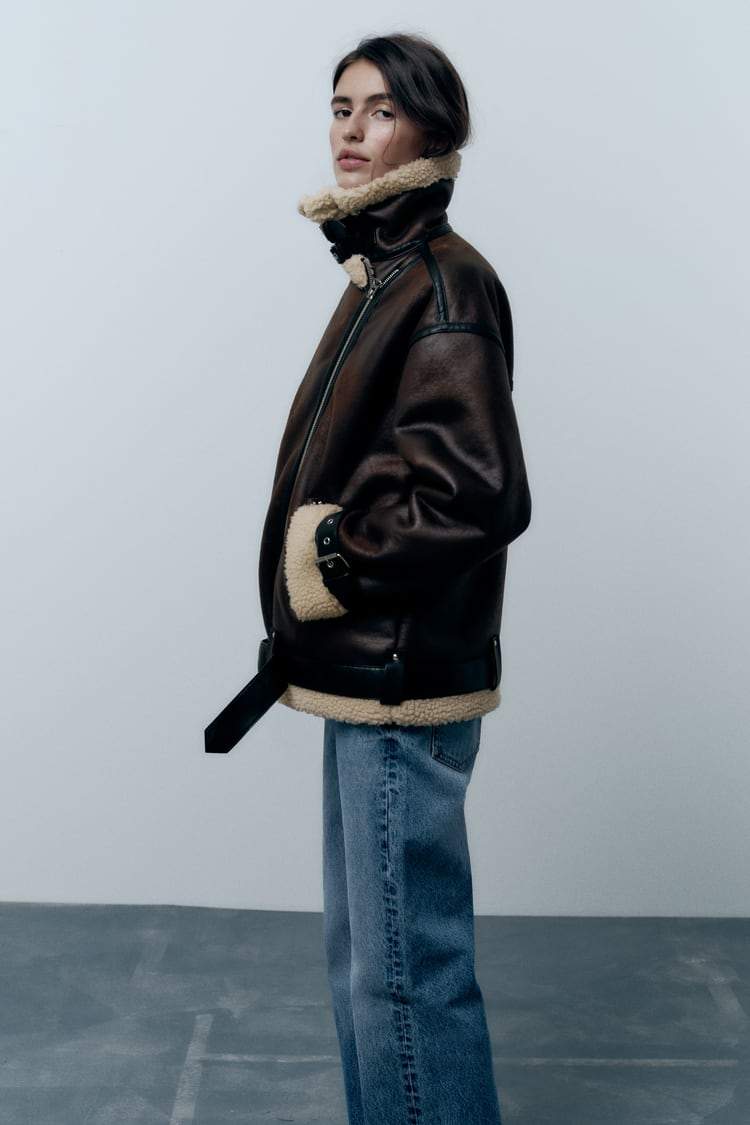 Chic women's brown lapel jacket. Stylish and versatile outerwear, ideal for autumn fashion and winter layering.
