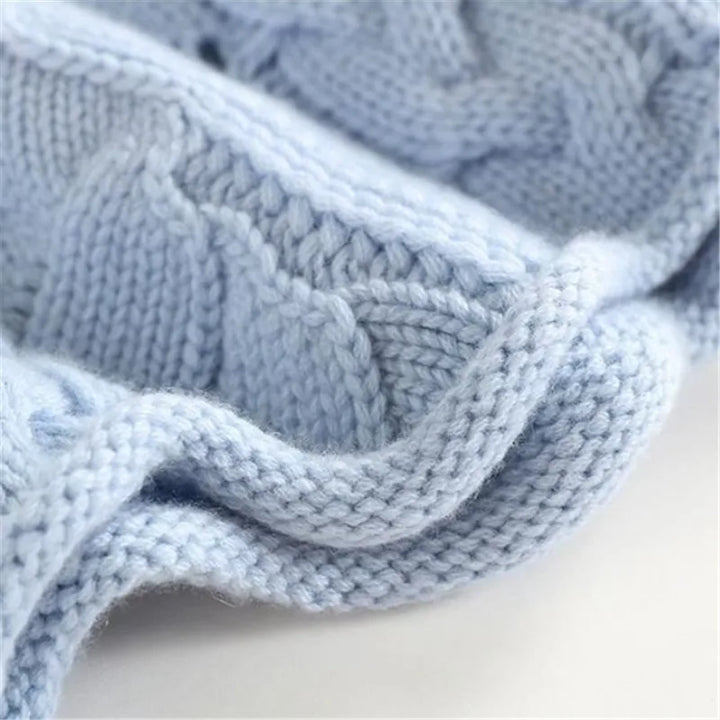Stylish women's cozy knit pullover. Comfortable long-sleeve sweater, perfect for everyday wear in cool weather.