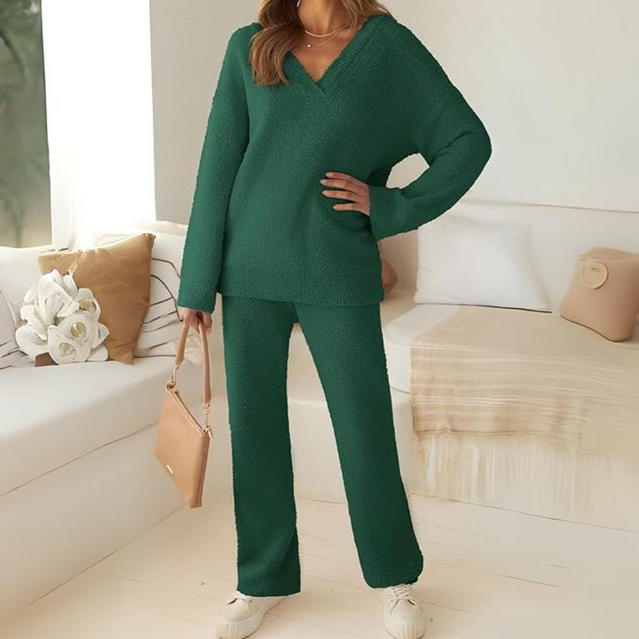 Stylish women's winter loungewear: a two-piece fleece set with wide-leg pants for ultimate warmth and comfort.