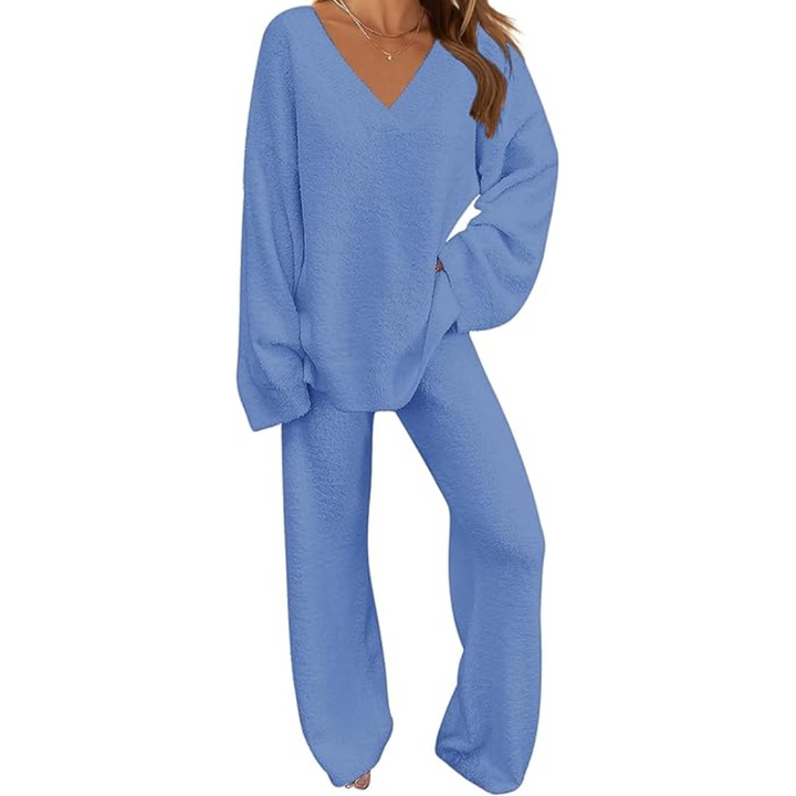 Comfortable women's lounge set with wide-leg pants, made from plush fleece for ultimate coziness.