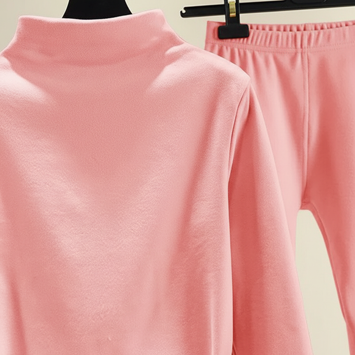 Soft women's loungewear set made of warm fleece, ideal for relaxing at home