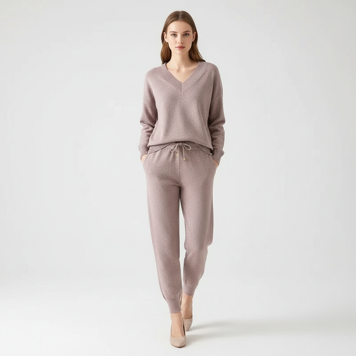 Women's winter fashion knit set, a comfortable two-piece tracksuit for cozy days.