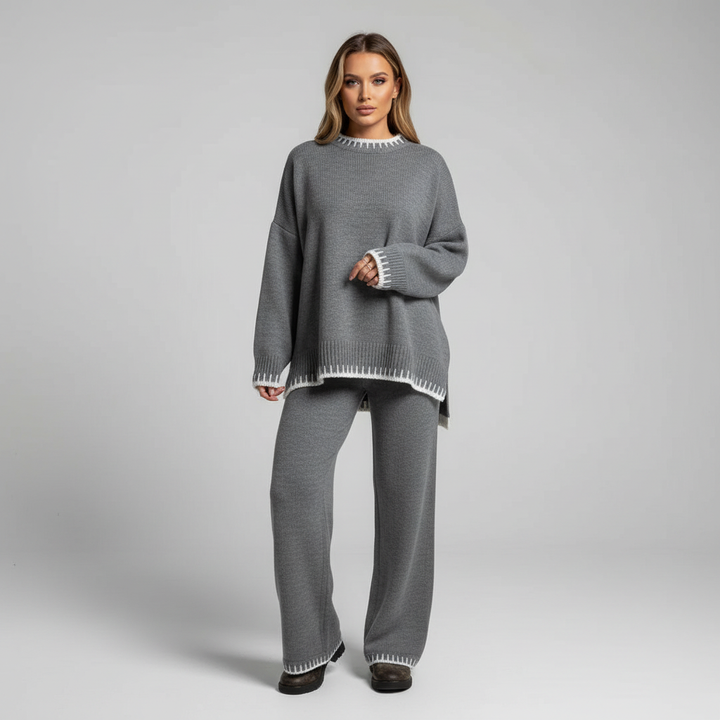 Detail of the waistband and knit pattern on the women's two-piece sweatsuit, designed for comfort