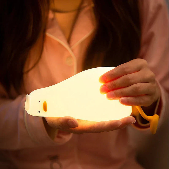 Kids' duck-shaped LED night light, silicone and gentle glow, ideal for nursery and peaceful sleep.