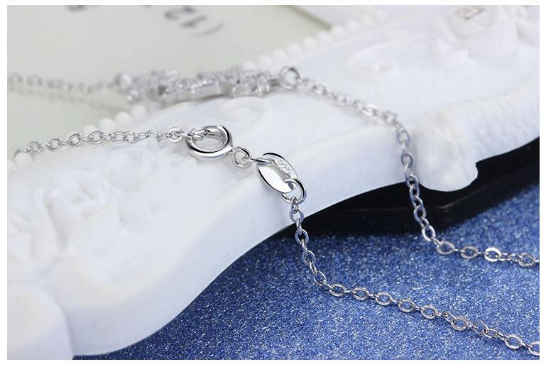 Lightweight dainty silver star necklace, offering comfortable everyday wear and elegant style.