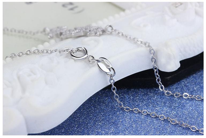 Lightweight dainty silver star necklace, offering comfortable everyday wear and elegant style.