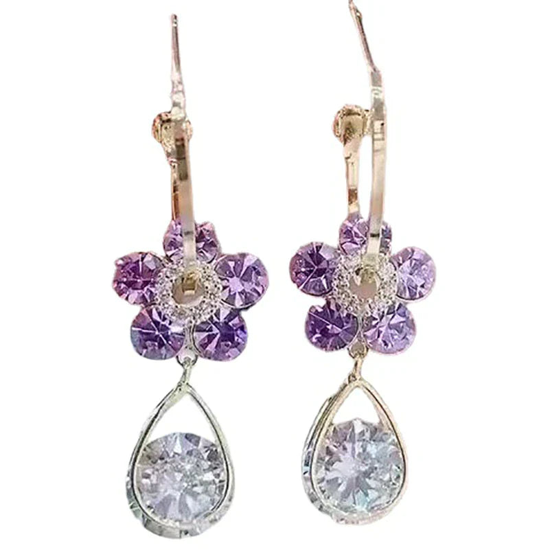 Fashionable women's crystal flower stud earrings, dainty and sparkling. Elegant jewelry ideal for daily wear.