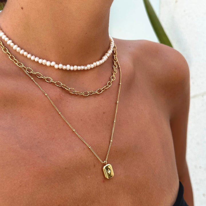 Delicate gold necklace with a brilliant cut zirconia stone, an elegant and versatile women's accessory.
