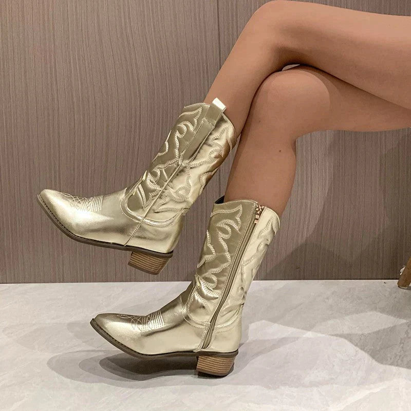 Shimmering metallic cowboy boots for women, offering a dazzling western style. A true fashion statement shoe.
