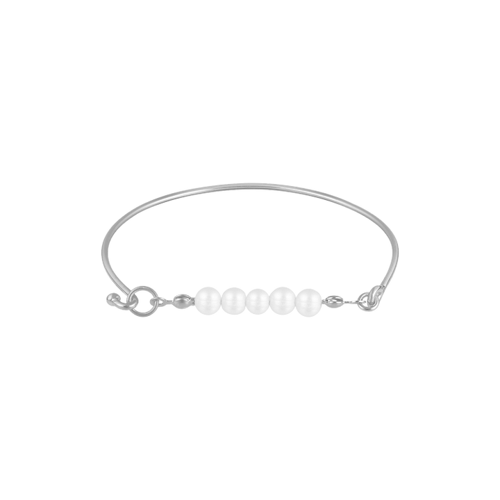 Timeless women's pearl bracelet. Elegant delicate jewelry with classic design. Available in gold or silver.