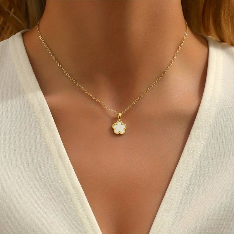 Delicate silver flower necklace for women, featuring a nature-inspired floral design. Perfect fashion accessory.