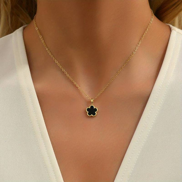 Stylish women's flower chain necklace in silver, showcasing a beautiful nature-inspired floral design. Delicate jewelry.
