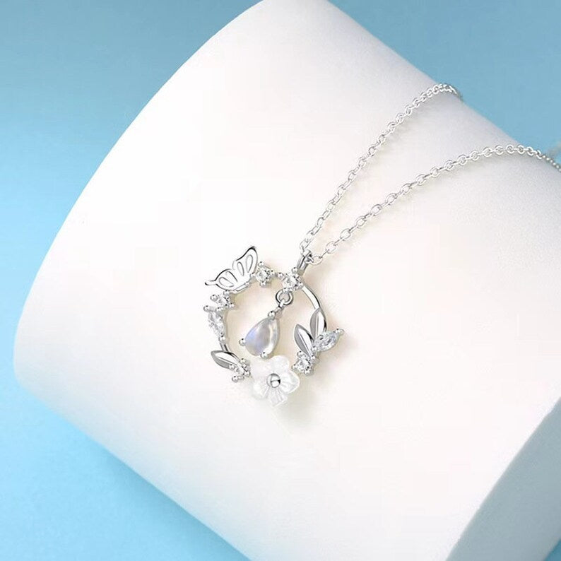 Charming silver seashell flower heart necklace for women, a delicate and elegant ocean-inspired jewelry piece.