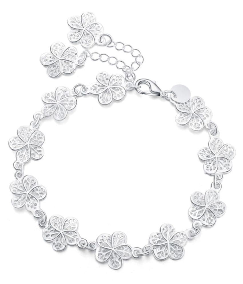 Elegant silver filigree bracelet for women, delicate and adjustable. A beautiful jewelry piece.