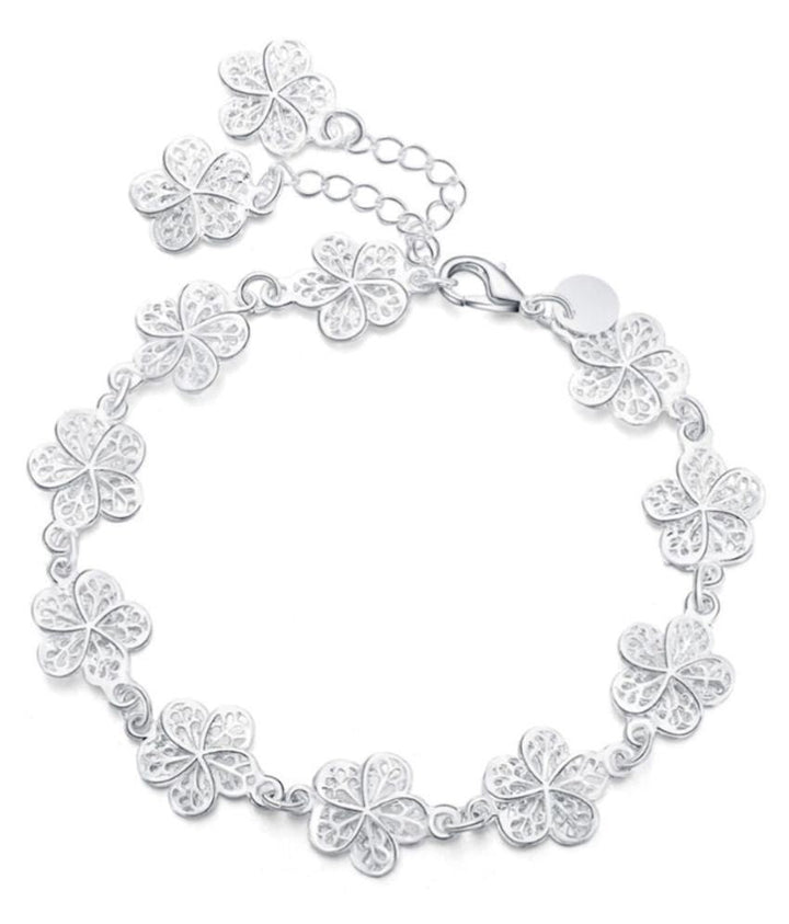 Elegant silver filigree bracelet for women, delicate and adjustable. A beautiful jewelry piece.