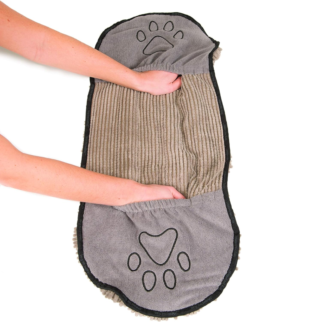 Large green microfiber dog towel, super absorbent for efficient pet care and quick drying.