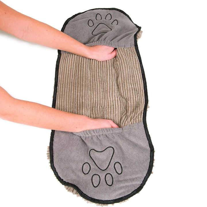 Large green microfiber dog towel, super absorbent for efficient pet care and quick drying.