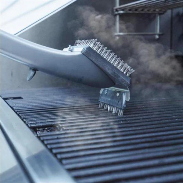Rust removal grill brush using steam for a spotless barbecue. An essential kitchen tool for clean cooking.