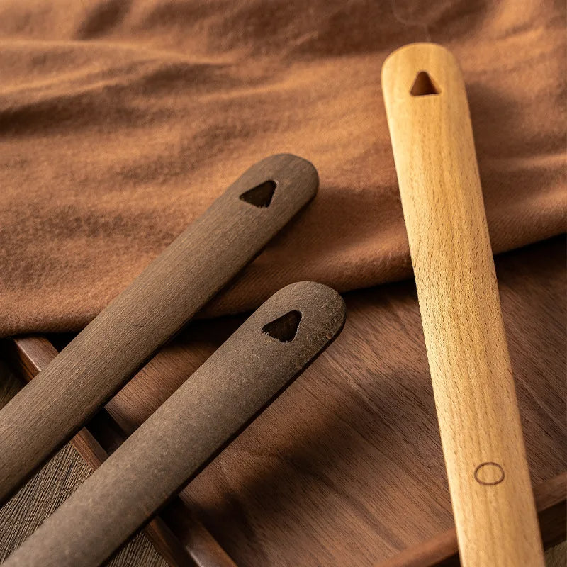 Effortless shoehorn: magnetic wood design for easy on/off. Long beechwood shoehorn, practical shoe accessory.