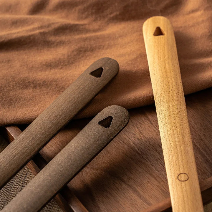 Effortless shoehorn: magnetic wood design for easy on/off. Long beechwood shoehorn, practical shoe accessory.