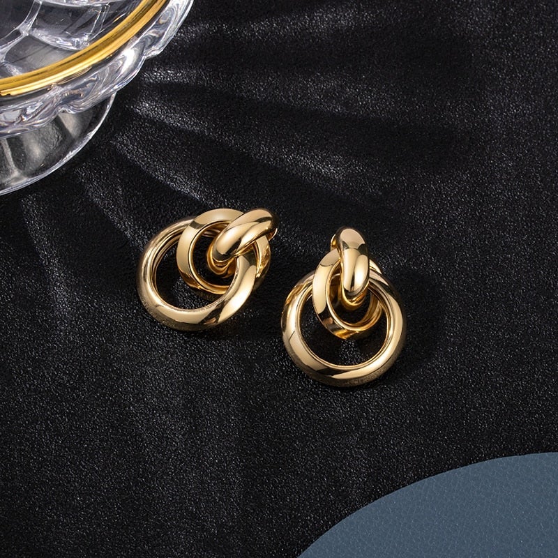 Luxurious 18K gold plated drop earrings for women. Elegant and minimalist design, ideal for special occasions.