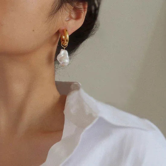 Elegant baroque pearl drop earrings for women, gold-plated, perfect retro-style jewelry. Hypoallergenic.