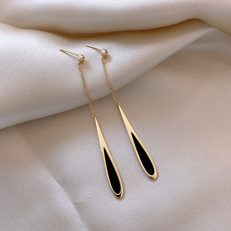 Elegant black drop earrings for women, versatile fashion accessory. Perfect for evening wear or daily style.