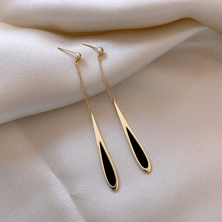 Elegant black drop earrings for women, versatile fashion accessory. Perfect for evening wear or daily style.