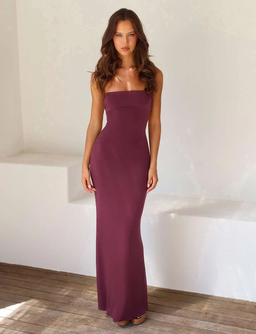 Women's elegant strapless backless maxi. Bandeau evening gown, ideal for formal events.