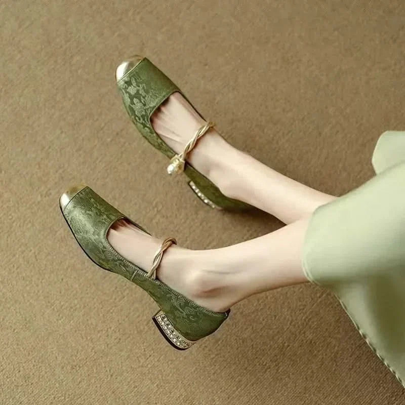 Modern women's elegant pumps: square toe design & glamorous studded heel for a sophisticated look.