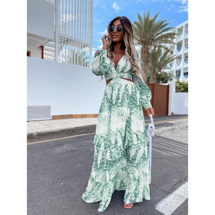 Versatile green long dress for women. Chic, comfortable, ideal for casual wear or elegant formal events.