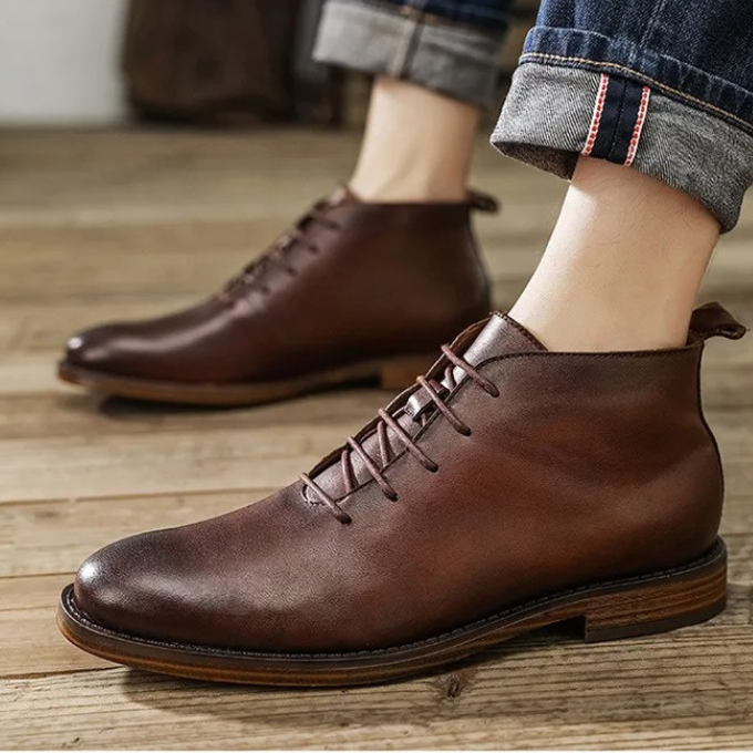 Stylish black leather dress boots for men. Durable, comfortable ankle boots, ideal for business or casual outfits.