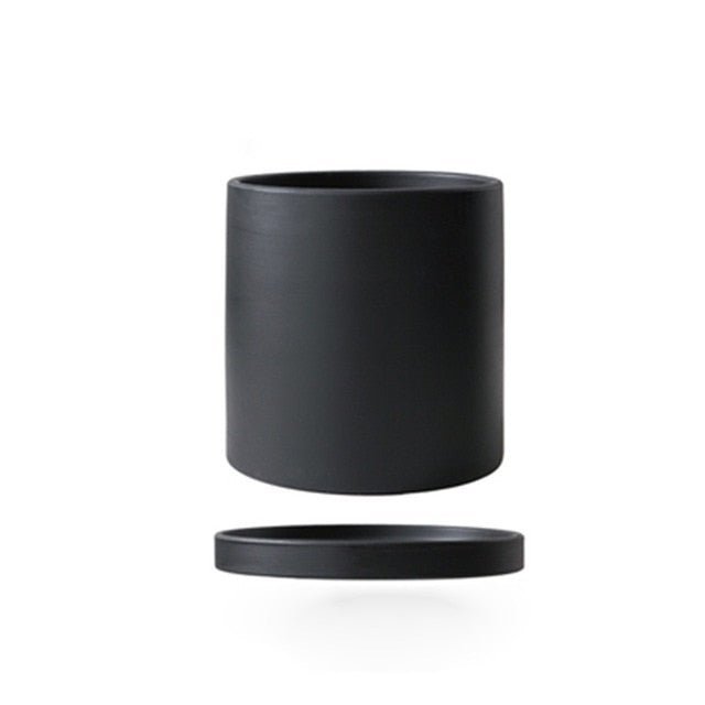 Elegant ceramic indoor flowerpot, featuring a durable and perfectly fitted saucer.