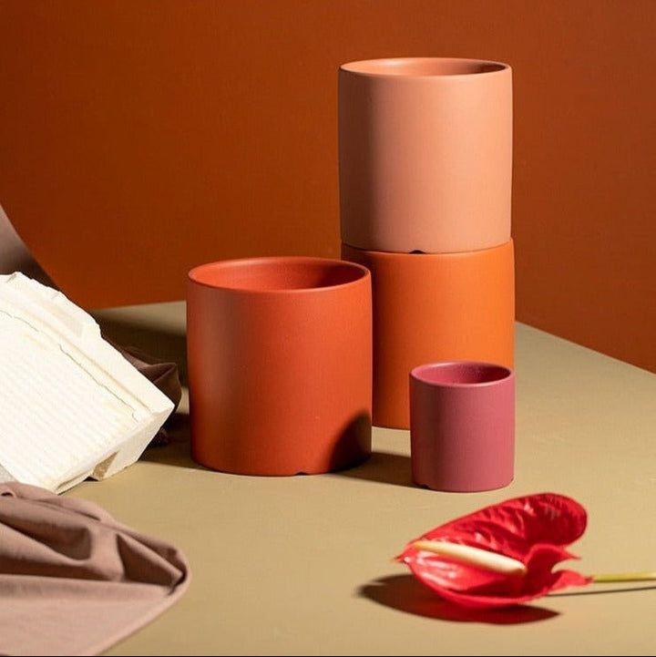 Premium ceramic planter for indoor use, featuring an elegant design and a practical saucer.