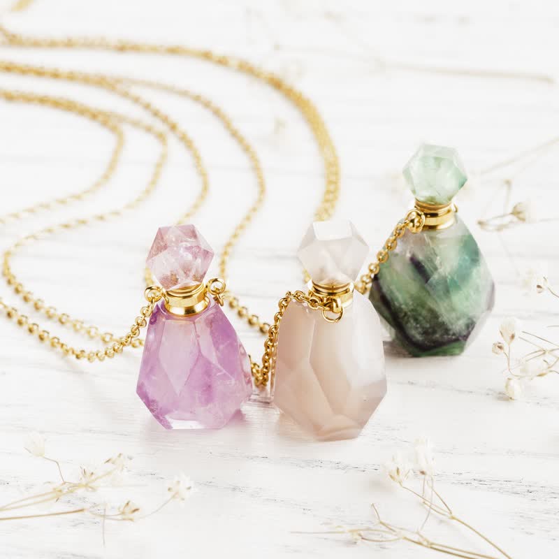Elegant crystal perfume bottle necklace for women, perfect for essential oils & aromatherapy.
