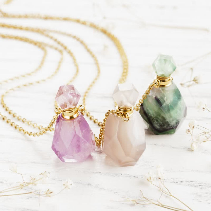 Elegant crystal perfume bottle necklace for women, perfect for essential oils & aromatherapy.