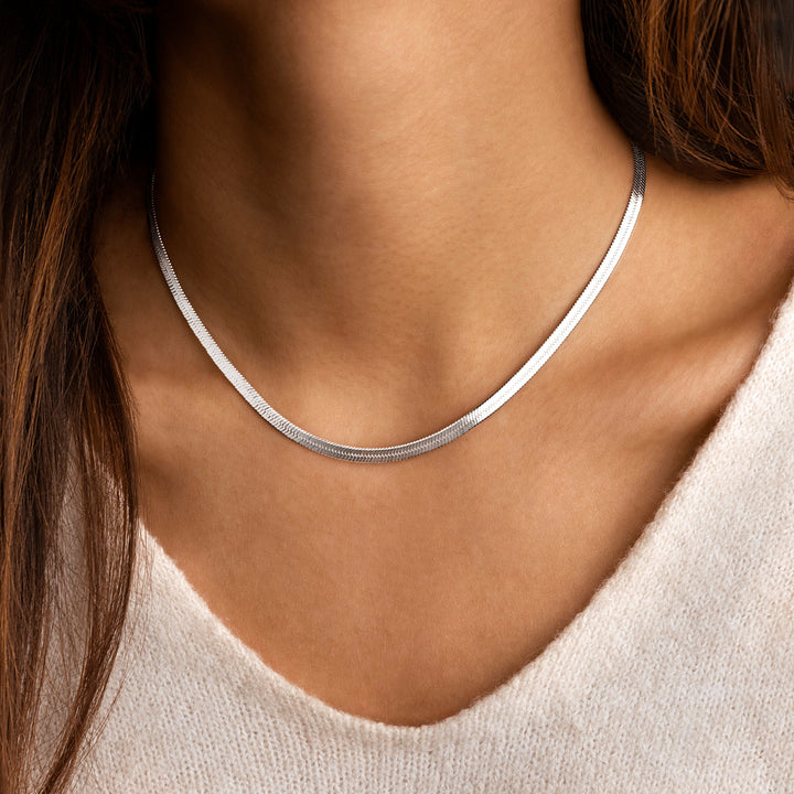 Chic women's flat chain necklace, available in gold and silver, perfect everyday jewelry.