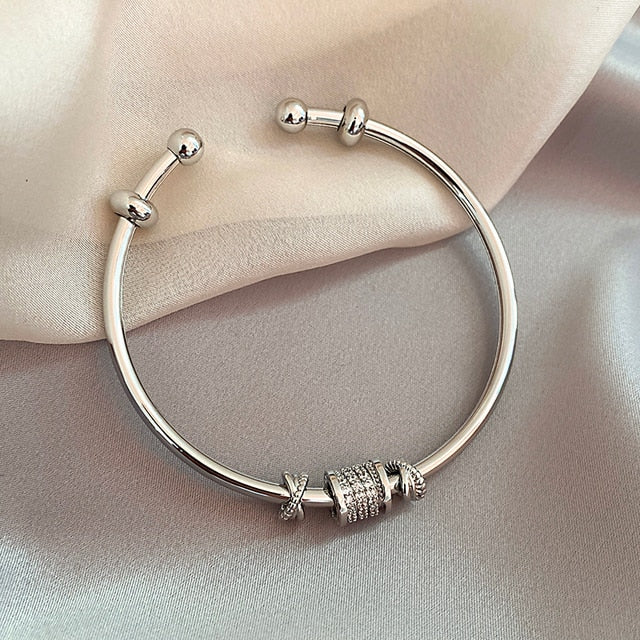 Chic women's adjustable bangle bracelet with elegant French design, a sophisticated and stylish fashion accessory.