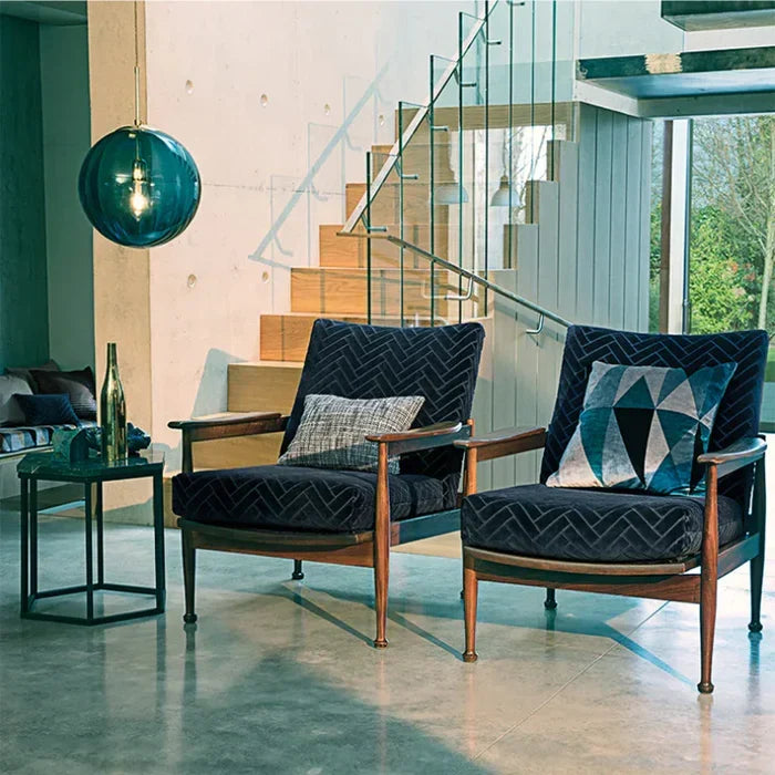 Clear glass globe pendant lamp, modern ambient lighting for living rooms & dining areas.