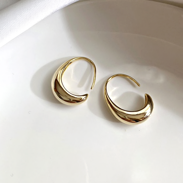 Elegant gold dangle earrings for women, a luxurious fashion accessory with a timeless design. Perfect gift.